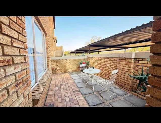 2 BEDROOM APARTMENT FOR SALE IN HEUWELSIG ESTATE